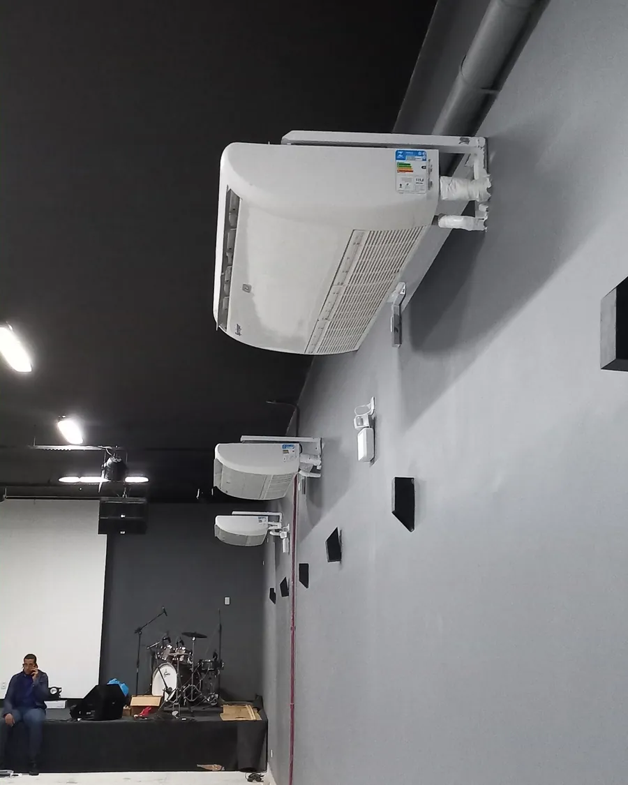 Aparelhos piso teto instalados na parede de um salão