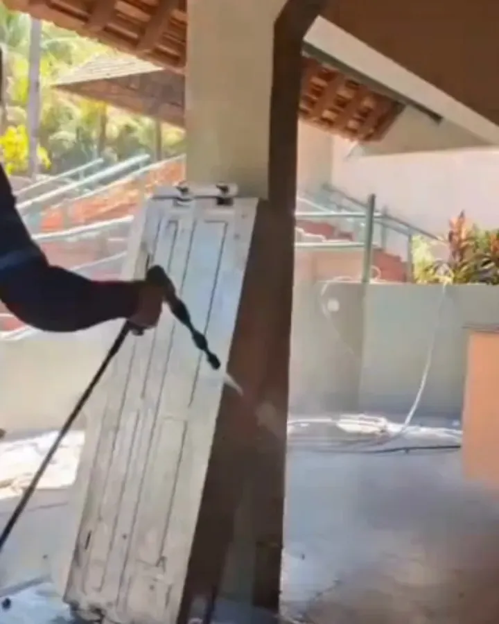 Lavagem da serpentina de um ar condicionado com jato de água