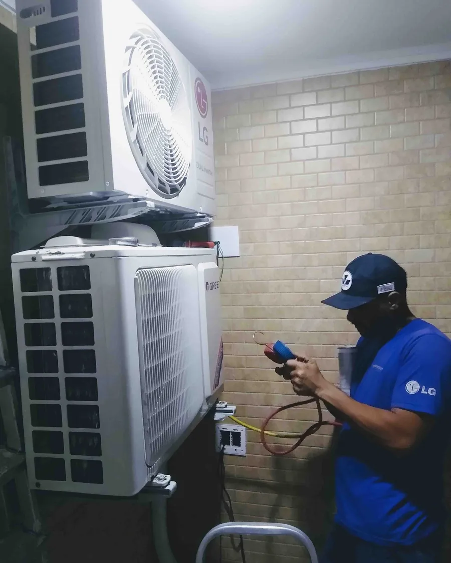 Técnico da GA medindo a parte elétrica de condensadoras