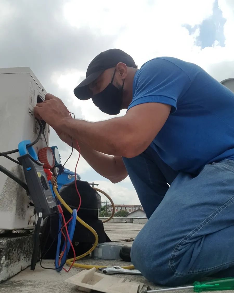 Técnico da GA trabalhando numa condensadora