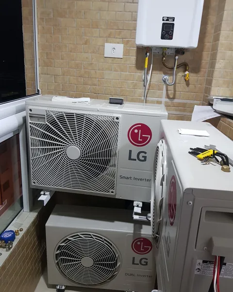 Condensadoras LG instaladas uma sobre a outra
