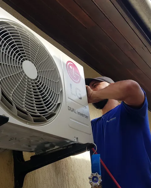 Técnico instalando uma condensadora LG no suporte