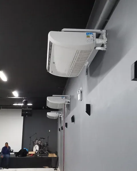 Aparelhos piso teto instalados num salão