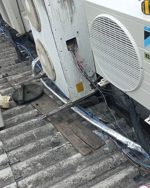 Condensadoras Daikin instaladas sobre o telhado