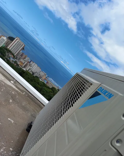 Condensadora Daikin numa cobertura com vista para o mar