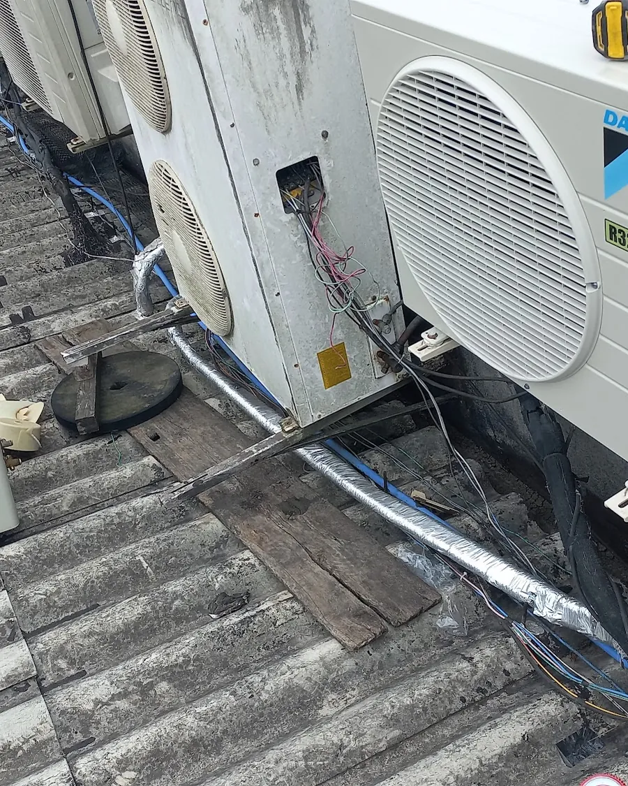 Condensadoras Daikin instaladas sobre o telhado