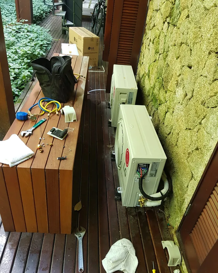 Condensadoras instaladas no jardim de uma casa