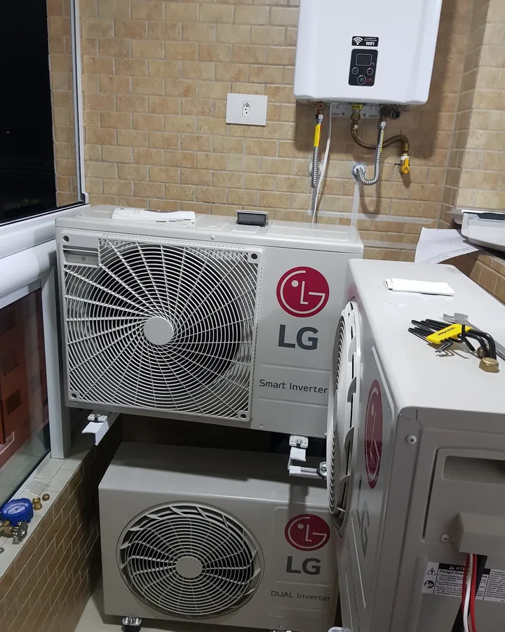 Condensadoras LG instaladas uma sobre a outra