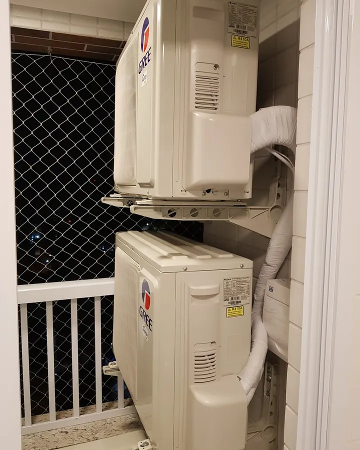 Duas condensadoras instaladas na varanda de um apartamento